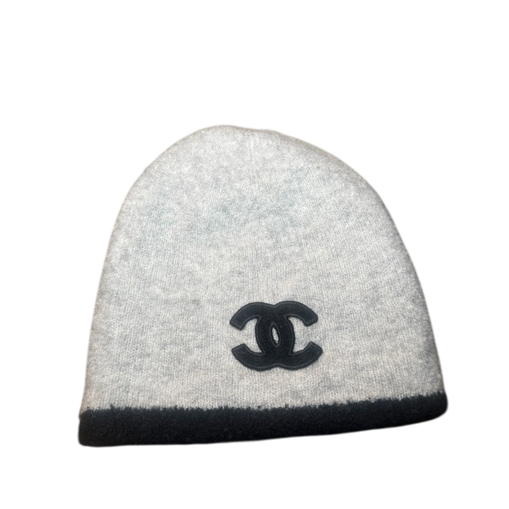 NWOT Chanel RARE beanie SOLD OuT color in grey and black. Silk & Cashmere